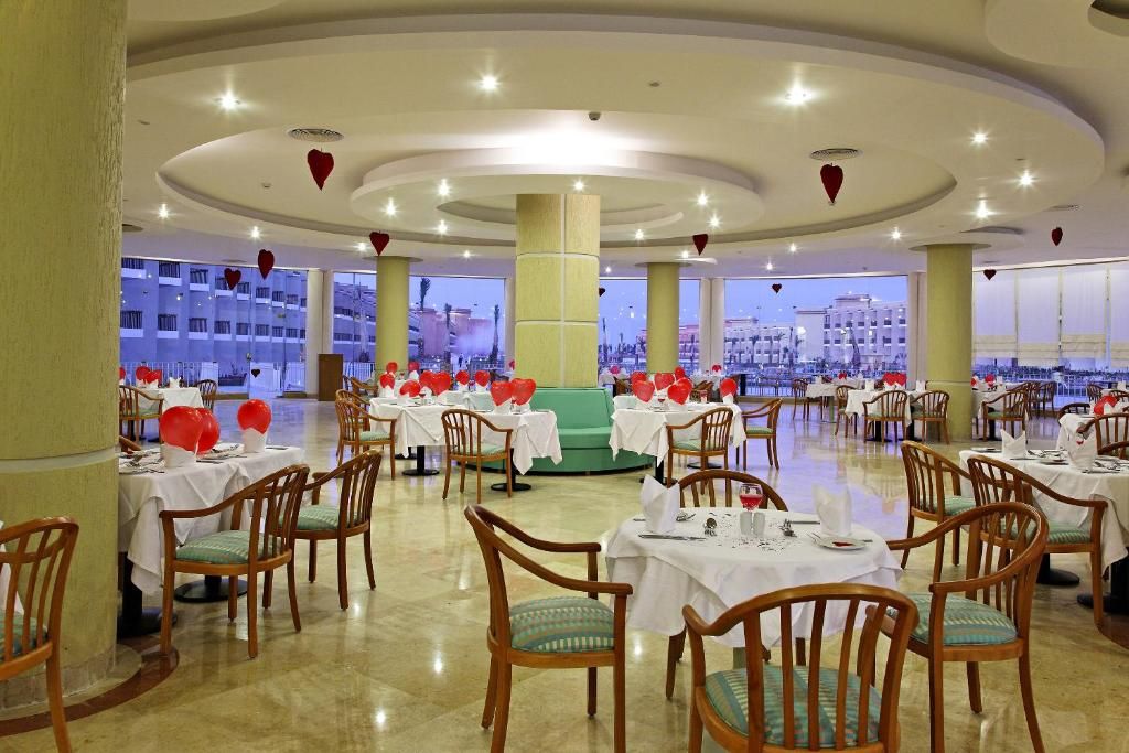 ثرى كورنرز صنى بيتش